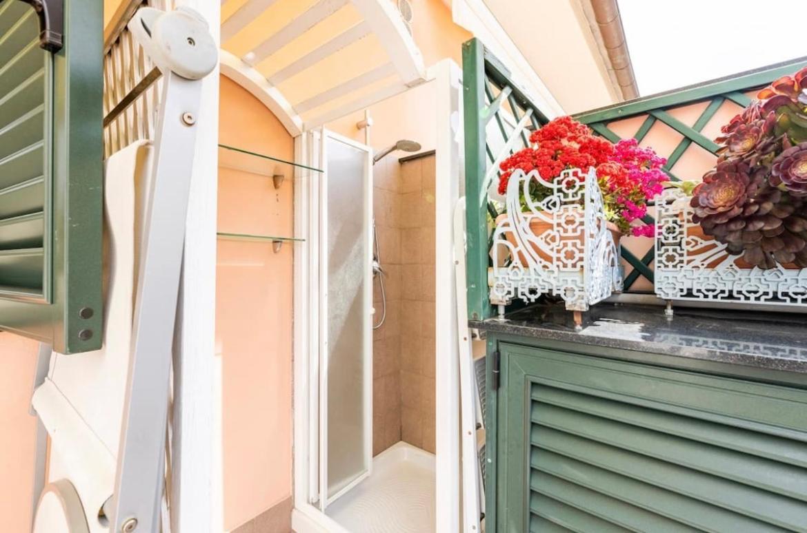 La Casa Al Mare Centro Storico Di Loano Con Garage Apartment Exterior photo